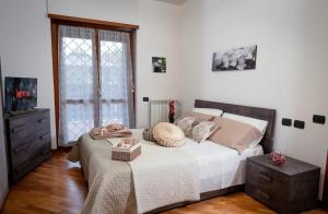 a bedroom with a bed and a dresser and a window at SUITE LEONARDO RELAX in Fiumicino