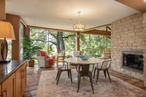 sala de estar con mesa y chimenea en Inn on Lake Granbury, en Granbury