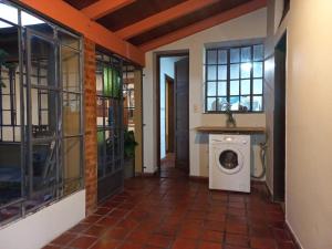 una lavandería con lavadora en una casa en Casa Araucaria en Concepción del Uruguay