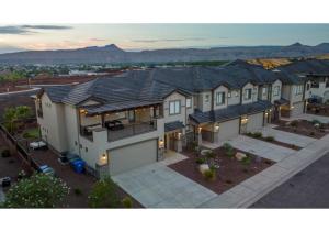 an overhead view of a house with a lot of houses at Zion Village Elements Water in Hurricane
