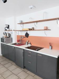 A kitchen or kitchenette at Appart confort#1, centre-ville, Gare à pieds proche commodités
