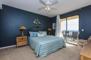 1 dormitorio con 1 cama y ventilador de techo en Phoenix V 1512, en Orange Beach