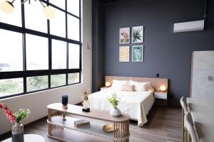 Schlafzimmer mit einem Bett und einem Couchtisch in der Unterkunft Royal Living in Medellín