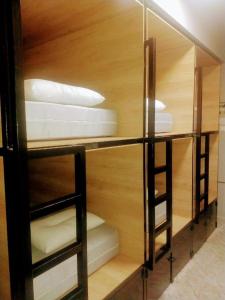 Palanda nebo palandy na pokoji v ubytování Hippie City Hostel