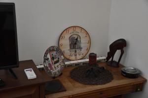een tafel met een klok en andere items op het bij Apartment Music-center, in the center of Podgorica in Podgorica