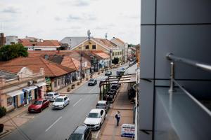 Blick auf eine Straße mit geparkten Autos in der Unterkunft Ring Inn Apartments in Obrenovac