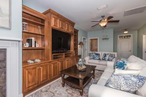 ein Wohnzimmer mit einem Sofa und einem TV in der Unterkunft Monet On The Bay II in Magnolia Springs