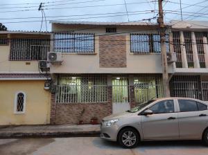 un coche plateado estacionado frente a una casa en For travelers / Entire Home in Guayaquil, en Guayaquil