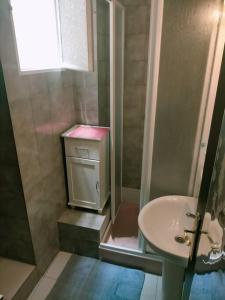 uma pequena casa de banho com um lavatório e um chuveiro em Apartamento Bellas Vistas. em El Verger