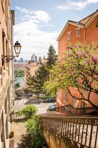 - Vistas a la ciudad desde una calle con edificios en Le Croix Rousse Jacquard en Lyon