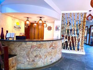 - un hall d'un restaurant avec un comptoir en pierre dans l'établissement Pousada NAAN Lázaro Ubatuba, à Ubatuba