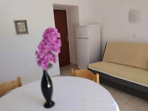 Posedenie v ubytovaní Villa Kadinela, 200m from Kamenjak, huge quiet garden with barbecue, 2 new kitchens