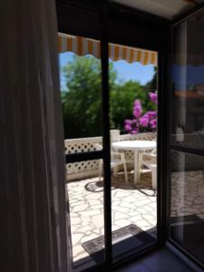 Balkón alebo terasa v ubytovaní Villa Kadinela, 200m from Kamenjak, huge quiet garden with barbecue, 2 new kitchens