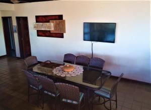 una sala da pranzo con tavolo e sedie di Casa em Interlagos a Camaçari