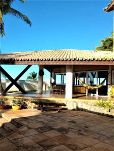 un padiglione con tavolo e sedie su un patio di Casa em Interlagos a Camaçari