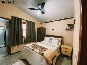 a bedroom with a bed and a ceiling fan at Casa de Campo no Caravaggio ao lado da Cervejaria Três Santas in Santa Teresa