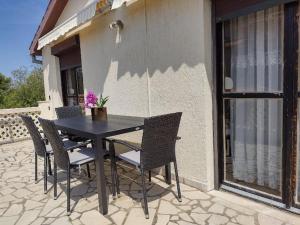 Balkón alebo terasa v ubytovaní Villa Kadinela, 200m from Kamenjak, huge quiet garden with barbecue, 2 new kitchens
