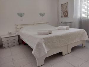 Posteľ alebo postele v izbe v ubytovaní Villa Kadinela, 200m from Kamenjak, huge quiet garden with barbecue, 2 new kitchens