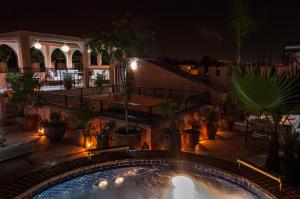 Het zwembad bij of vlak bij Riad Bab Agnaou & Spa