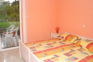 Schlafzimmer mit einem Bett und einer Glasschiebetür in der Unterkunft Apartments by the sea Promajna, Makarska - 2642 in Promajna