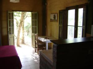 Habitación con cocina con mesa y ventana. en Alpa'y Kanki, en Alpa Corral