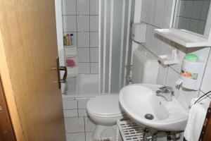 bagno con servizi igienici bianchi e lavandino di Apartments by the sea Podgora, Makarska - 2615 a Podgora