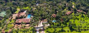 uma vista aérea de uma grande casa numa floresta em Complejo Americano em Porto Iguaçu