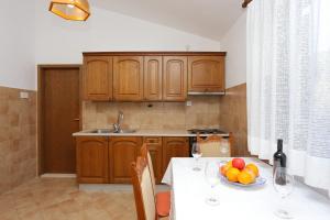 Kuchyň nebo kuchyňský kout v ubytování Apartments by the sea Podgora, Makarska - 2614