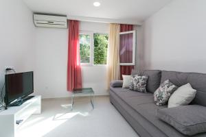 TV a/nebo společenská místnost v ubytování Apartments by the sea Podgora, Makarska - 2614