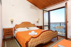 Postel nebo postele na pokoji v ubytování Apartments by the sea Podgora, Makarska - 2614