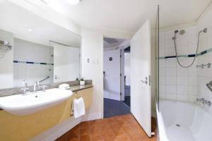 Ένα μπάνιο στο 'Top Horizons' Resort style Stay with Pool & Ocean Views