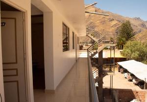 a balcony of a house with a view of the mountains at Hotel Everest in Pisac