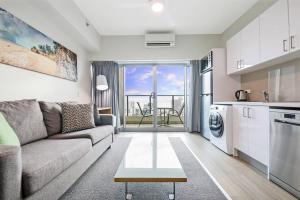 Cucina o angolo cottura di High-Rise Modern Oasis with Pool and City Views