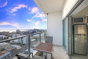 Balcone o terrazza di High-Rise Modern Oasis with Pool and City Views