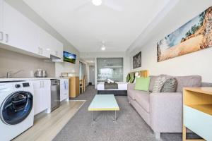 Cucina o angolo cottura di High-Rise Modern Oasis with Pool and City Views