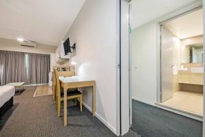 Letto o letti in una camera di High-Rise Modern Oasis with Pool and City Views