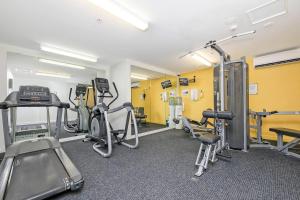 Fitness centrum a/nebo fitness zařízení v ubytování High-Rise Modern Oasis with Pool and City Views