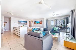 sala de estar con sofá y mesa en 'Arafura Edge' Resort Lifestyle with 360 Views, en Darwin