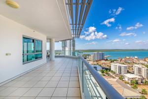 balcón con vistas al océano en 'Arafura Edge' Resort Lifestyle with 360 Views, en Darwin