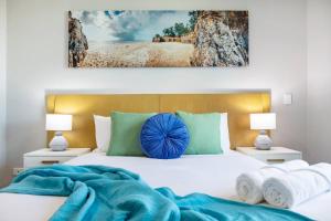 Voodi või voodid majutusasutuse Arafura Edge - Resort Living and Breathtaking Views toas