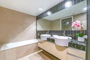 Vannituba majutusasutuses Arafura Edge - Resort Living and Breathtaking Views
