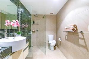 Vannituba majutusasutuses Arafura Edge - Resort Living and Breathtaking Views