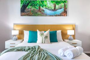 Voodi või voodid majutusasutuse Arafura Edge - Resort Living and Breathtaking Views toas