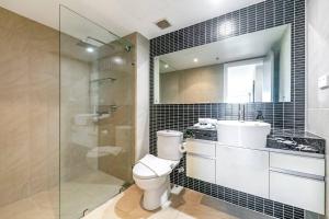 Vannituba majutusasutuses Arafura Edge - Resort Living and Breathtaking Views