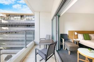 Un lugar para sentarse en King Balcony Studio at Resort Style Darwin Stay