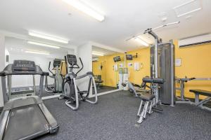 O centro de fitness e/ou as comodidades de fitness de King Balcony Studio at Resort Style Darwin Stay