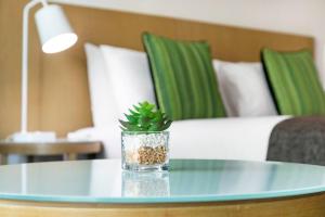 Uma cama ou camas num quarto em King Balcony Studio at Resort Style Darwin Stay