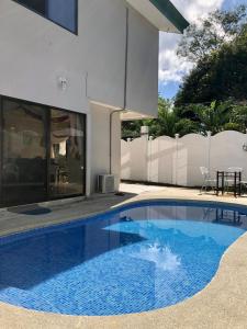 - une piscine en face d'une maison dans l'établissement Casa Playa Bahia Ballena de Osa, à Uvita