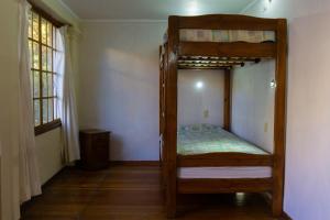 1 dormitorio con 1 litera en una habitación en KulturBerlin, en Sucre
