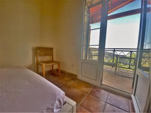 um quarto com uma cama e vista para uma varanda em Welcoming villa in Torres with private pool em Torres